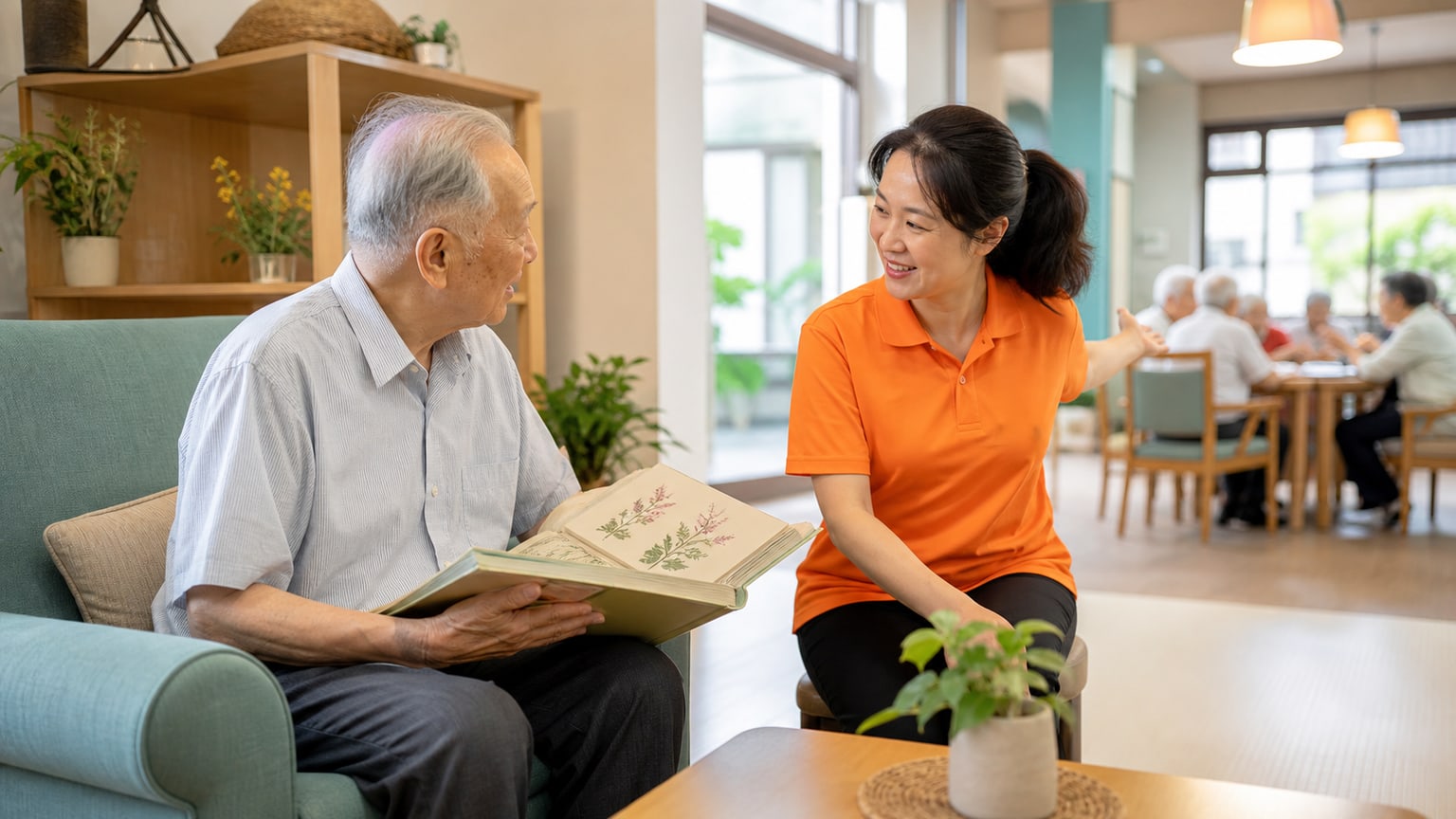 台灣長輩在日照閱讀角看植物圖冊，橘色制服照服員向他介紹後方可返回的小組活動