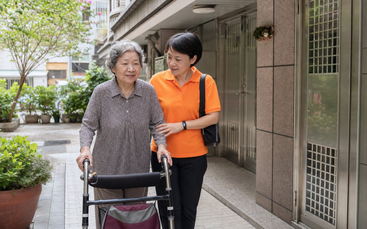 照顧服務員陪長輩從家中安全外出