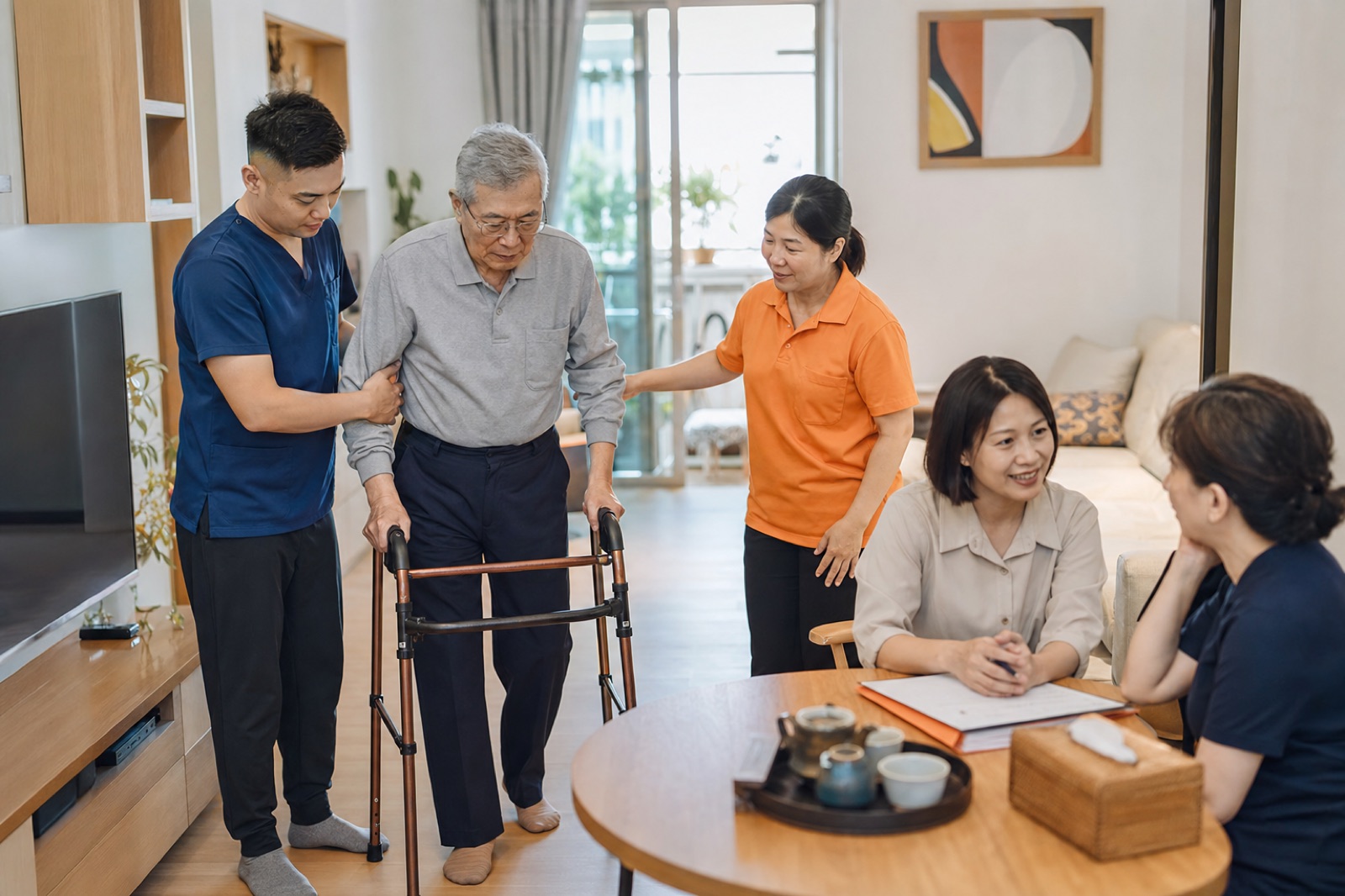 居家照顧與復能團隊在家中協助長輩並和家屬討論資源